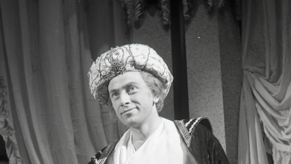 Karol Machata v úlohe Ludmíra v inscenácii satirickej komédie Pán Jowialski . (6. októbra 1955.)