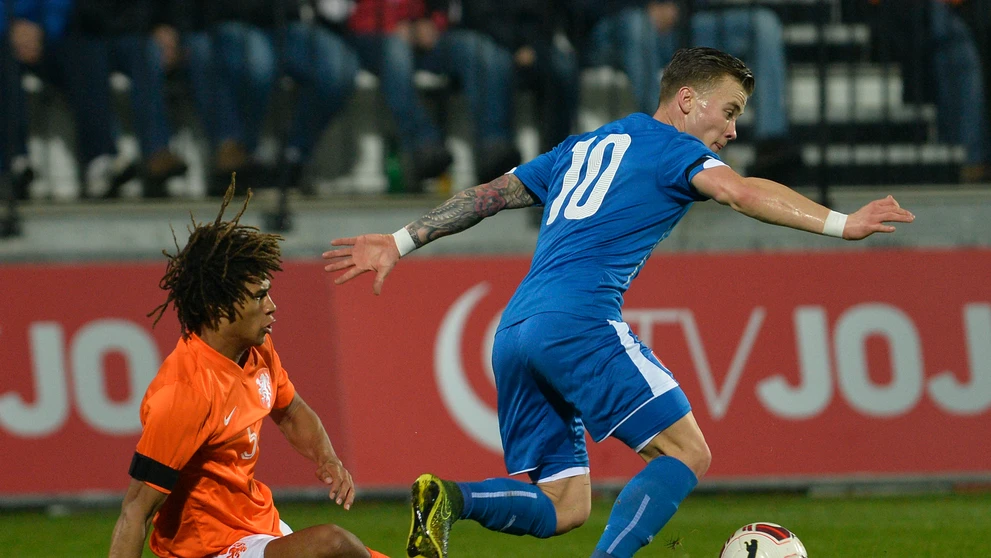 Na snímke Holanďan Nathan Aké (vľavo) a Albert Rusnák