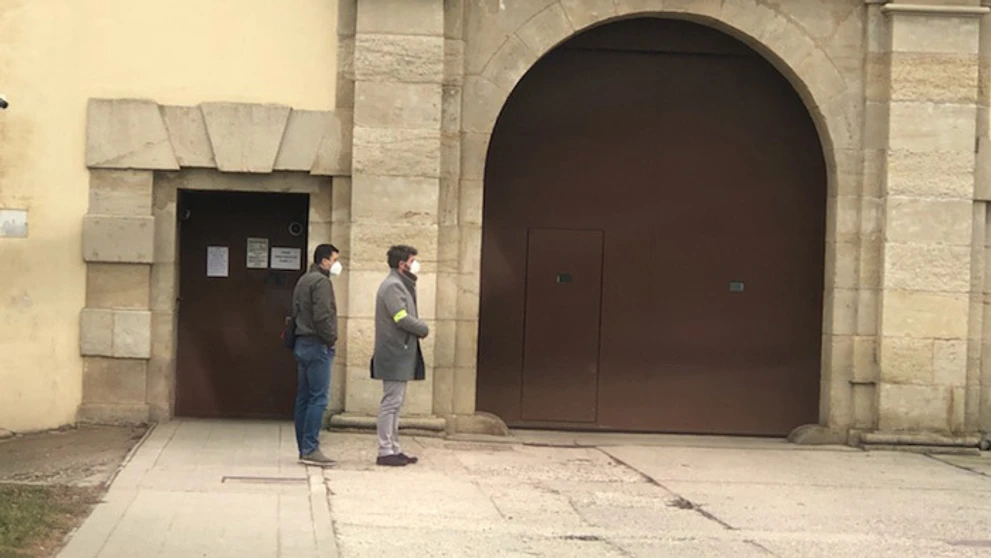 Muži, ktorí čakali po prepustení na Martina Kvietika.