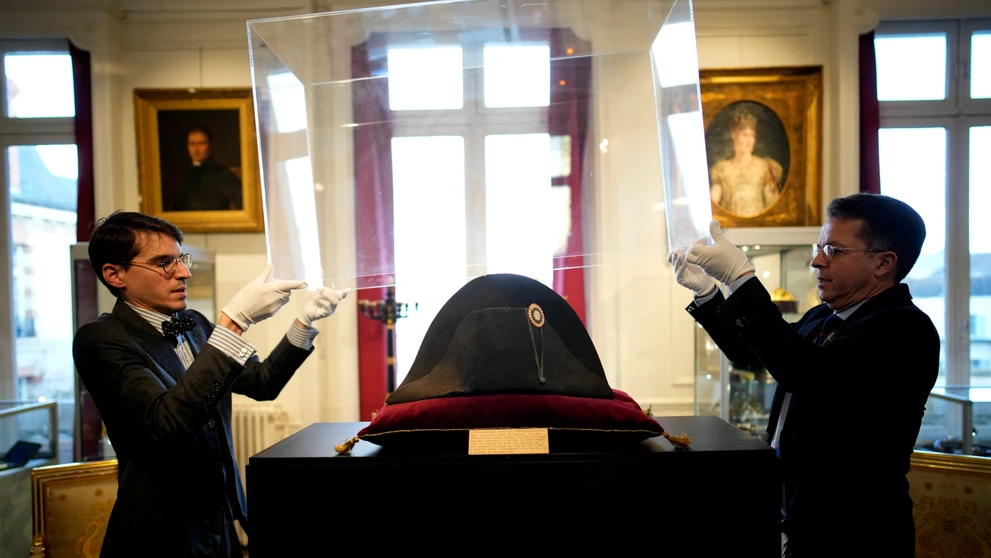 Na snímke jeden z charakteristických dvojrohých čiernych klobúkov, ktoré nosil francúzsky cisár Napoleon Bonaparte, vystavený v aukčnom dome Osenat vo Fontainebleau neďaleko Paríža.
