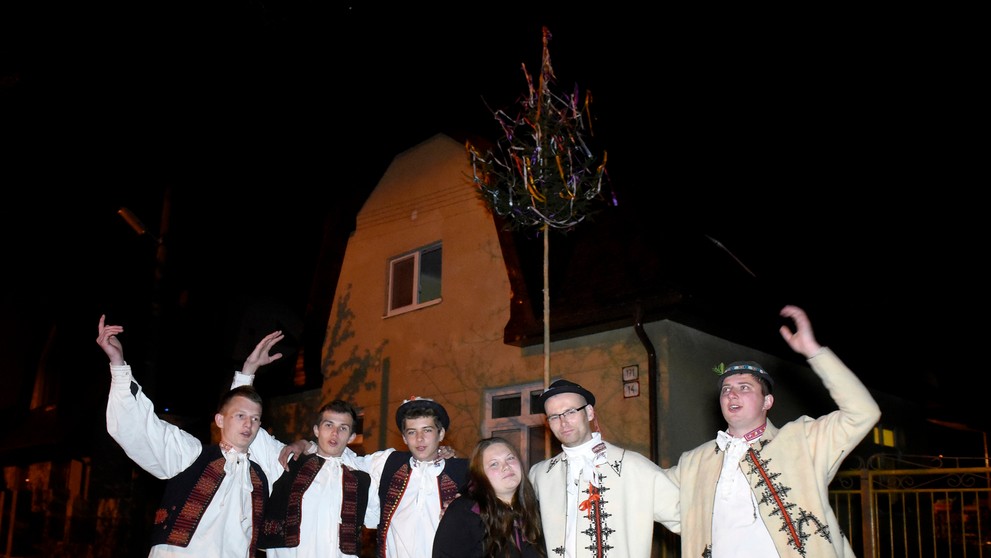  Mládenec zo Selca tajne postavil s kamarátmi máj pred dom svojej snúbenice 