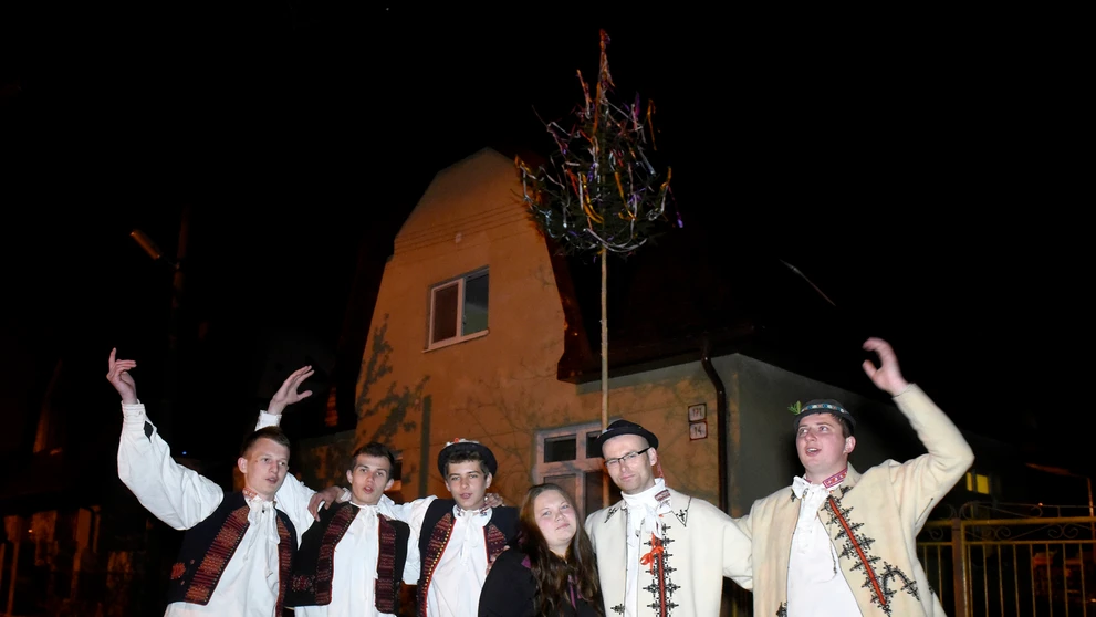  Mládenec zo Selca tajne postavil s kamarátmi máj pred dom svojej snúbenice 