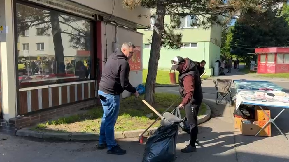 Andrej Danko pri upratovaní sídliska.