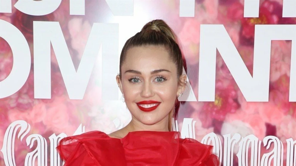 Miley Cyrus na losangelskej premiére filmu Isn't It Romantic