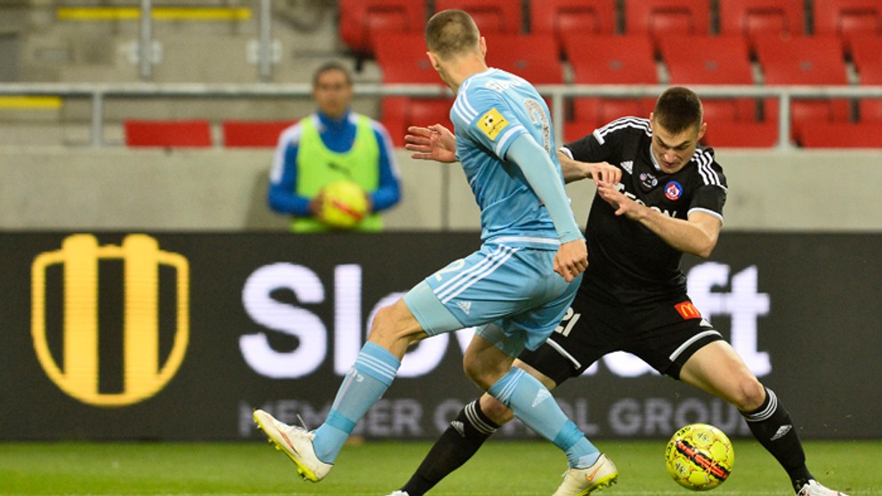 Slovanista Boris Sekulič (vľavo) a Trenčan Matúš Bero počas finále Slovnaft Cup-u.