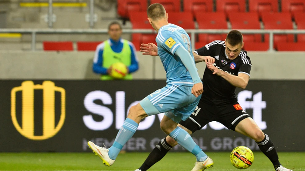 Slovanista Boris Sekulič (vľavo) a Trenčan Matúš Bero počas finále Slovnaft Cup-u.
