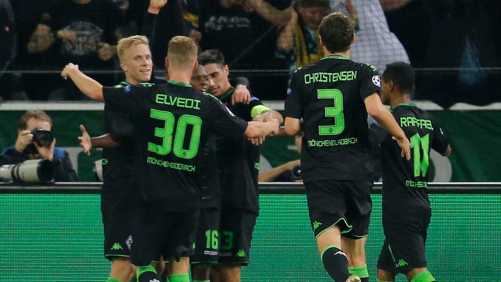 Radosť hráčov Borussie Mönchengladbach po strelení gólu v domácom zápase LM proti FC Barcelona.