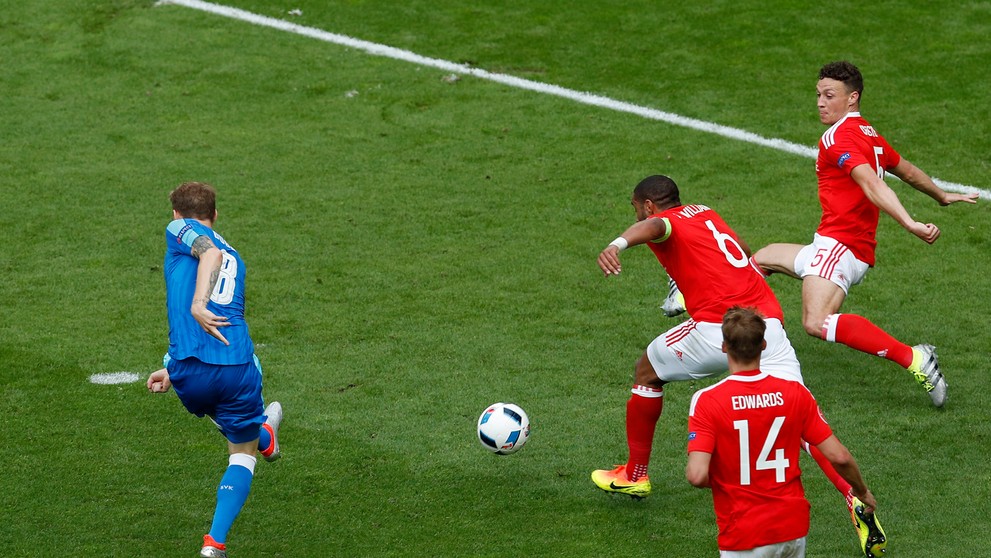 Slovenský futbalista Ondrej Duda strieľa do siete waleského brankára historicky prvý gól Slovenska na ME. 