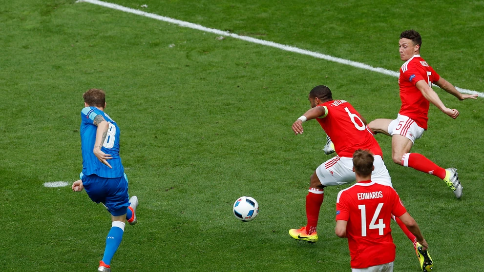 Slovenský futbalista Ondrej Duda strieľa do siete waleského brankára historicky prvý gól Slovenska na ME. 