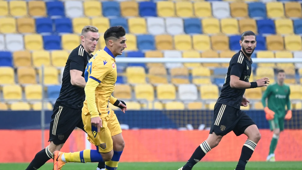 Zľava hráč Trnavy Roman Procházka, hráč DAC-u Željko Gavrič a hráč Trnavy Kyriakos Savvidis bojujú o loptu počas zápasu 17. kola Fortuna ligy.