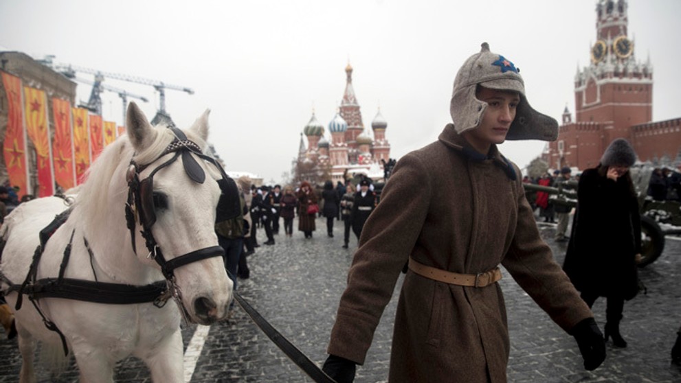 Mladý vojak ruskej armády v uniforme sovietskej Červenej armády z II. svetovej vojny na prehliadke v Moskve. 