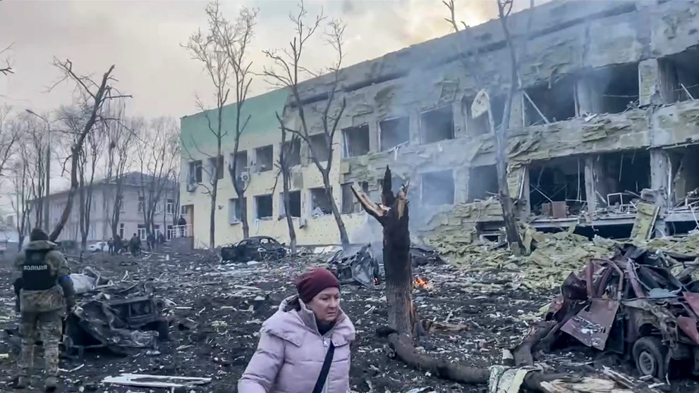 Skaza po bombardovaní pôrodnice v Mariupole.