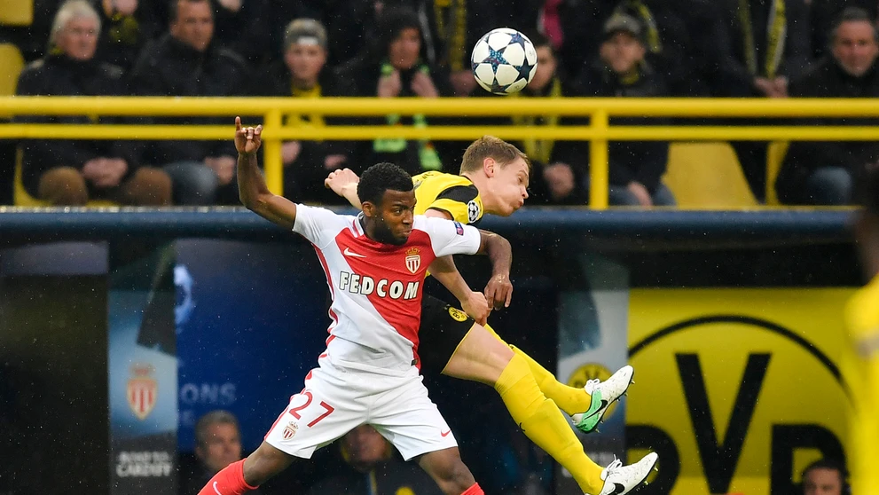 Thomas Lemar (vľavo) z Monaca hlavičkuje vo štvrťfinále LM spolu s Lukaszom Piszczekom z Dortmundu.