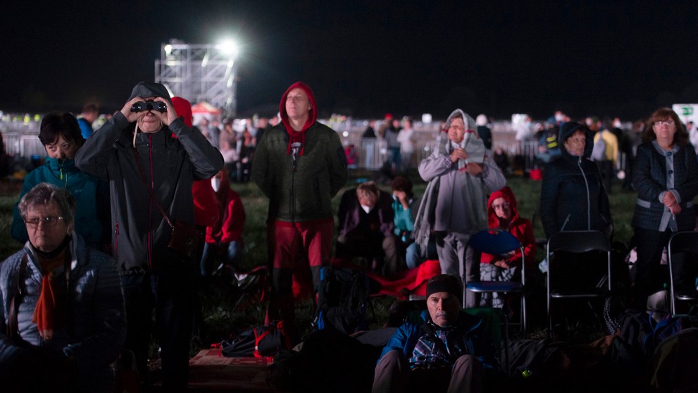 Ľudia čakali v pri Národnej svätyni v Šaštíne už v noci.