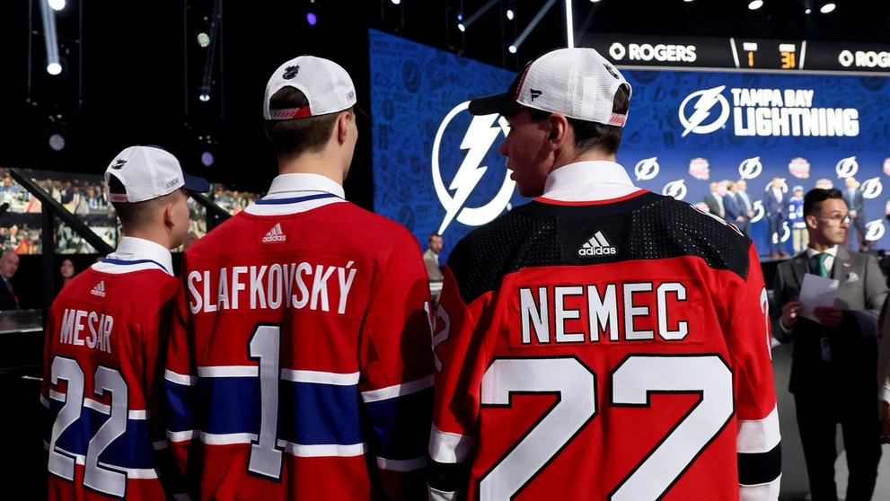 Filip Mešár, Juraj Slafkovský a Šimon Nemec počas draftu do NHL.