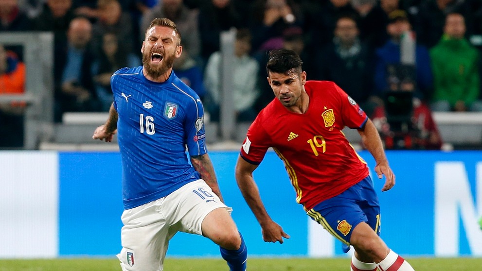 Talian Daniele De Rossi (vľavo) proti Španielovi Diegovi Costovi v kvalifikácii MS 2018.