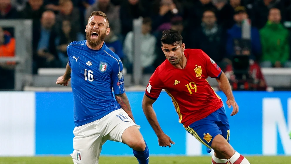 Talian Daniele De Rossi (vľavo) proti Španielovi Diegovi Costovi v kvalifikácii MS 2018.
