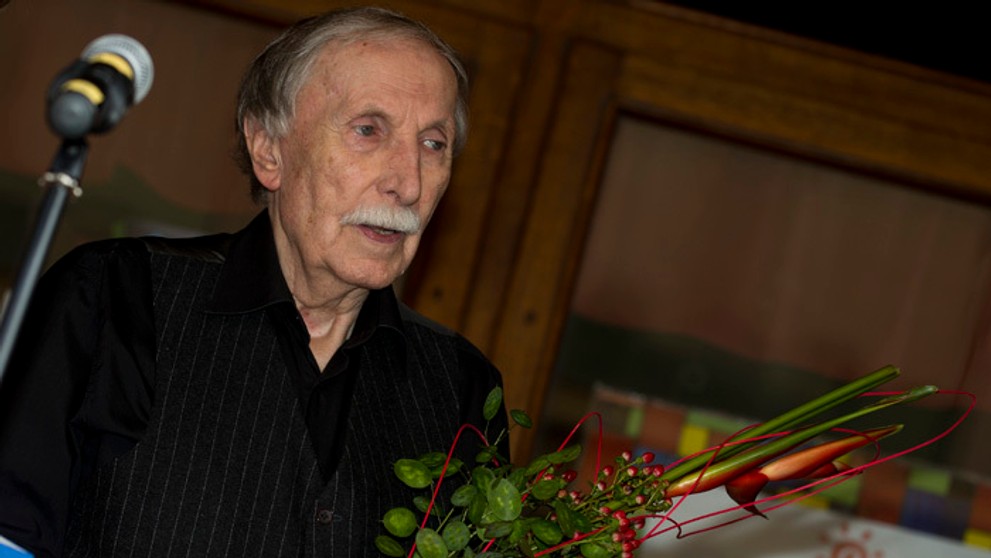 Ladislav Chudík počas slávnostného odhaľovania pamätnej dlaždice jubilujúcej herečky Evy Krížikovej 12. júna 2014.