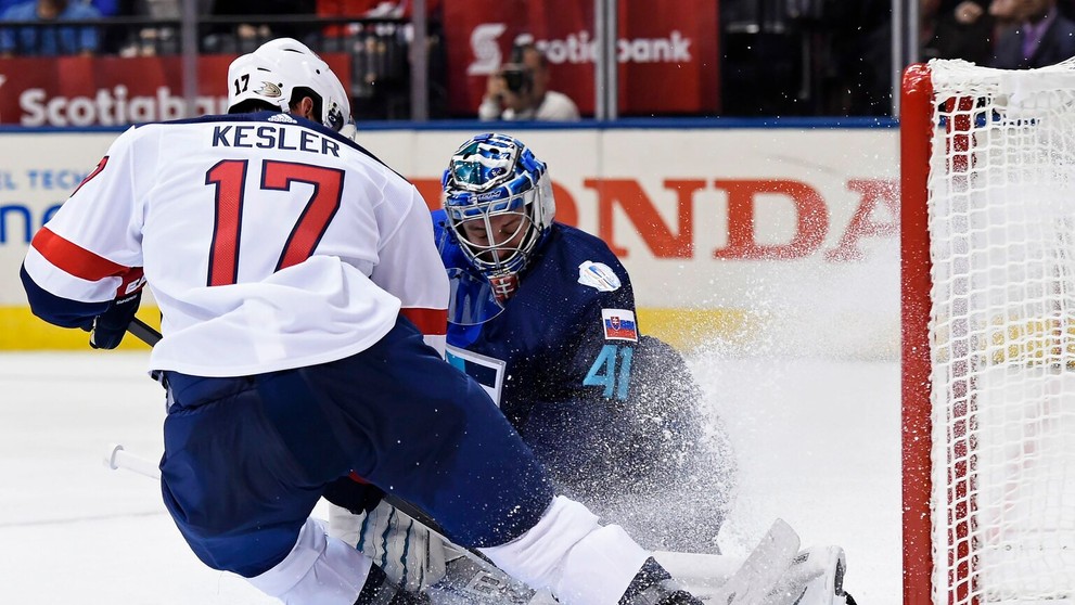 V súboji Ryan Kesler verzus Jaroslav Halák bol úspešnejší slovenský brankár.