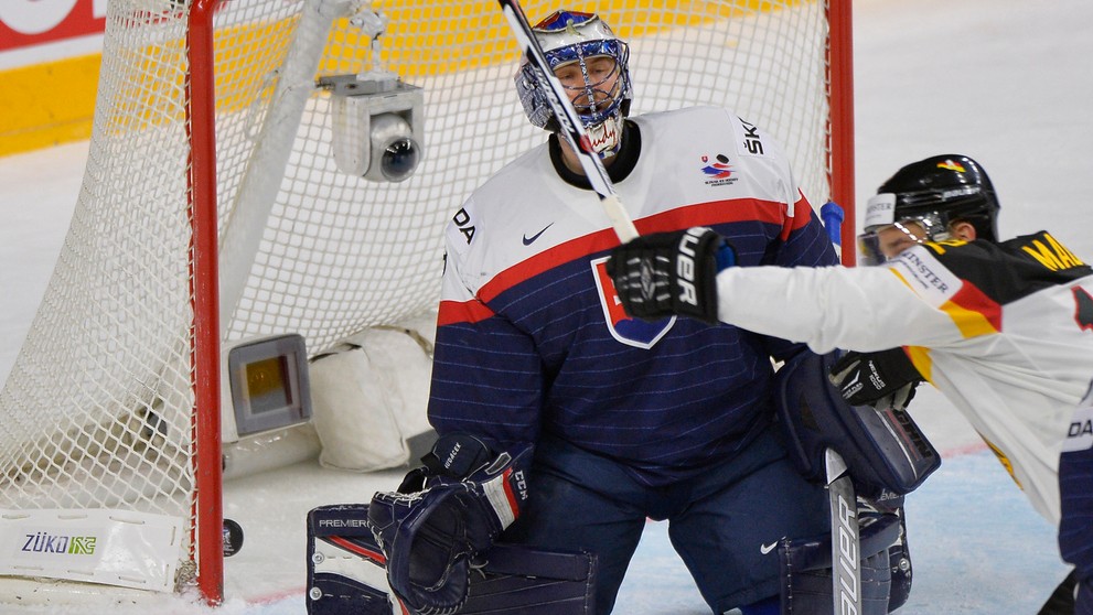 Nemecký útočník Brooks Macek číha pred gólmanom Júliusom Hudáčkom v zápase MS 2017.