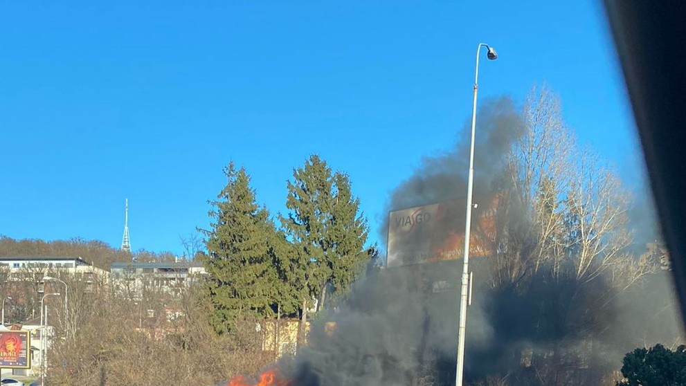 Požiar auta na bratislavskej Patrónke.