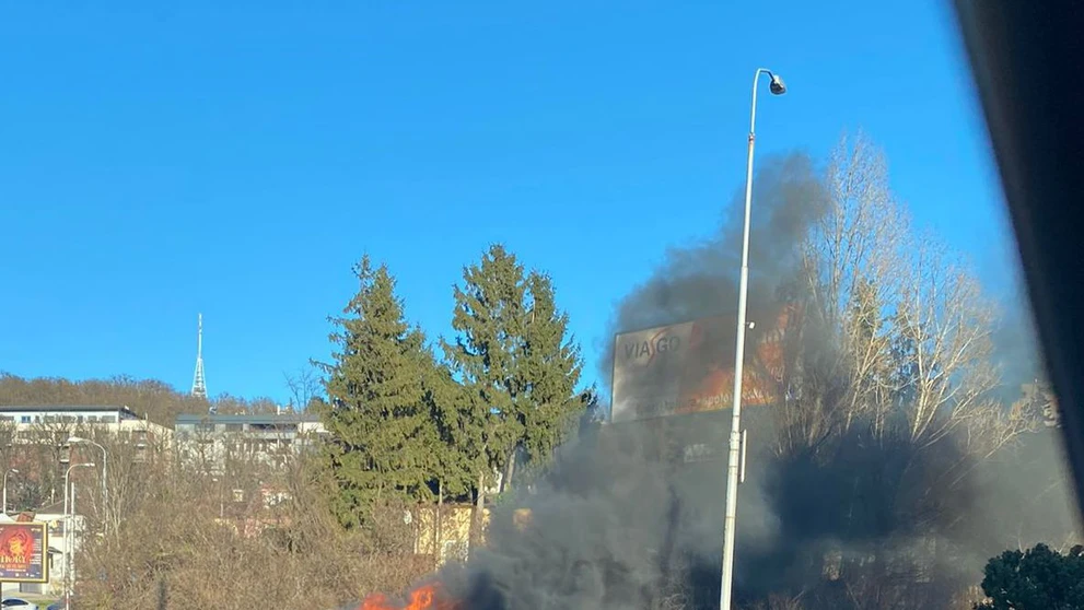 Požiar auta na bratislavskej Patrónke.