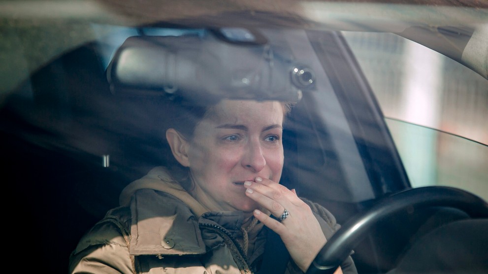 Slzy zaliali tvár žene, ktorej sa podarilo prekročiť ukrajinsko-rumunskú hranicu