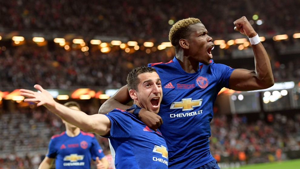 Paul Pogba (vpravo) a Henrik Mchitarjan z ManUtd oslavujú gól vo finále EL proti Ajaxu.