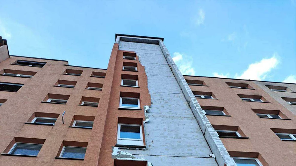 Silný vietor v Trnave strhol kusy zateplenia