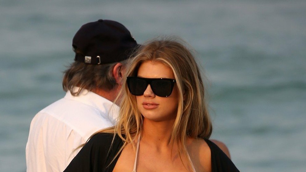 Charlotte McKinney pred operáciou