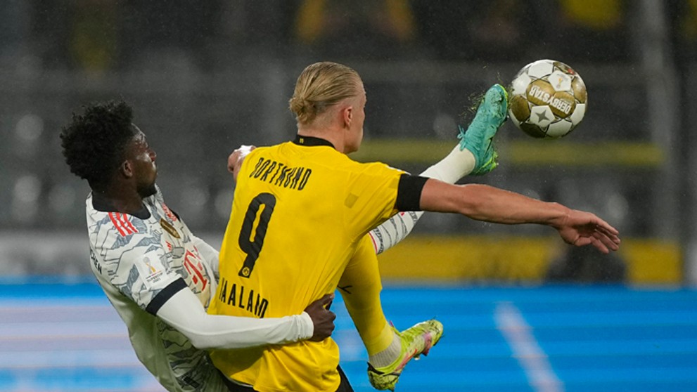 Alphonso Davies (Bayern) a Erling Haaland (Dortmund).