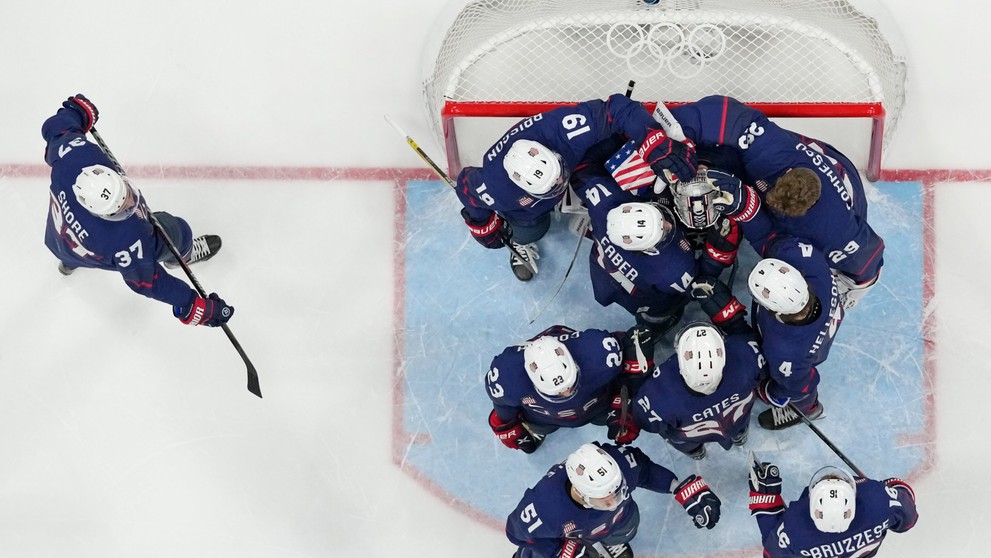 Americkí hráči po prehre so Slovenskom vo štvrťfinále ZOH 2022.