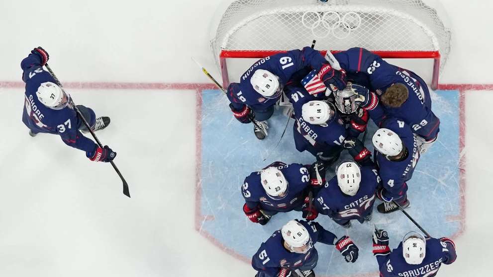 Americkí hráči po prehre so Slovenskom vo štvrťfinále ZOH 2022.