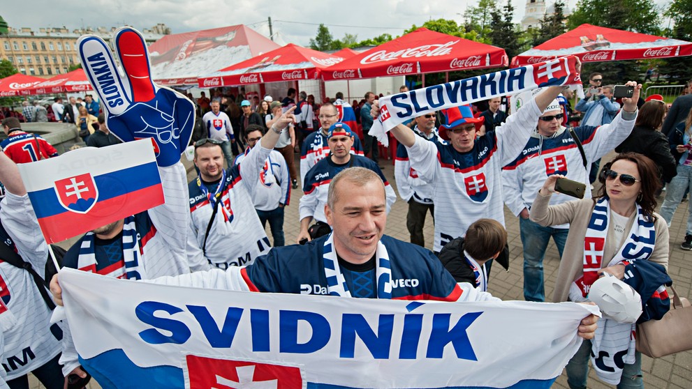 Slovenskí fanúšikovia pred zápasom s USA.