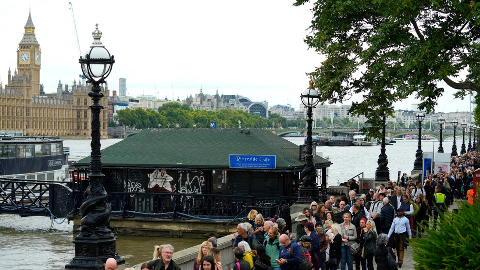 Briti sa lúčia s kráľovnou.