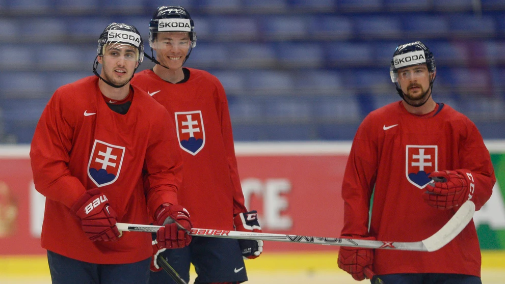 Tomáš Jurčo, Marek Ďaloga a Tomáš Tatar počas predpoludňajšieho rozkorčuľovania pred zápasom s Bieloruskom.