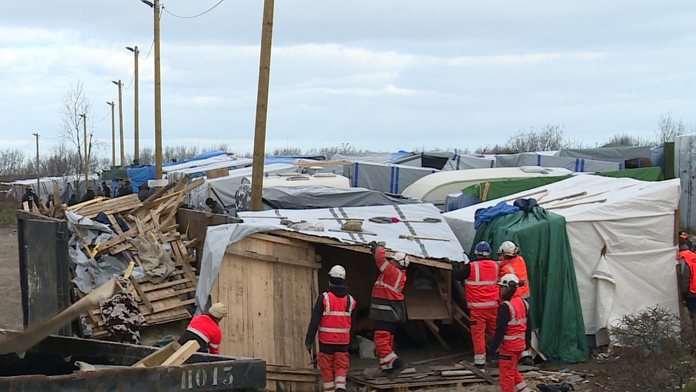 Búranie táboru v Calais. 
