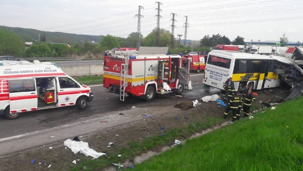 Nehoda autobusu a kamióna na R1