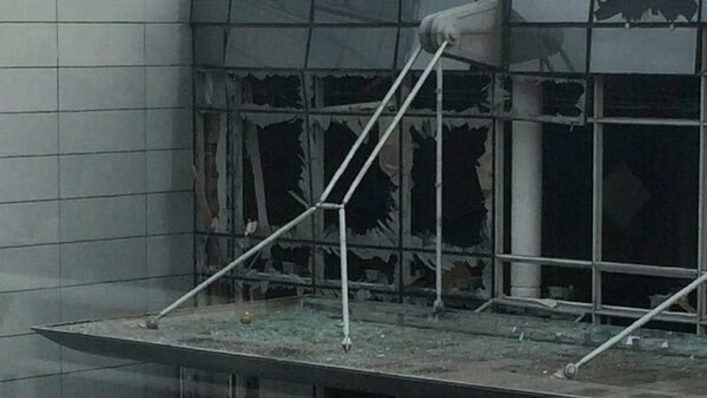 Pohľad na vybité okná na bruselskom letisku Zaventem po výbuchu.