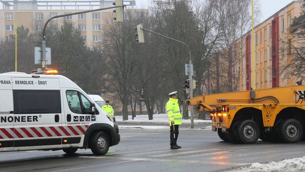 Konvoj s demolačným strojom, ktorý zbúral bytovku v Prešove.