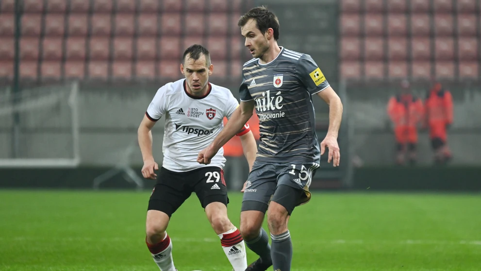 Na snímke vľavo kapitán Spartaka Martin Mikovič a hráč Ružomberka Štefan Gerec.