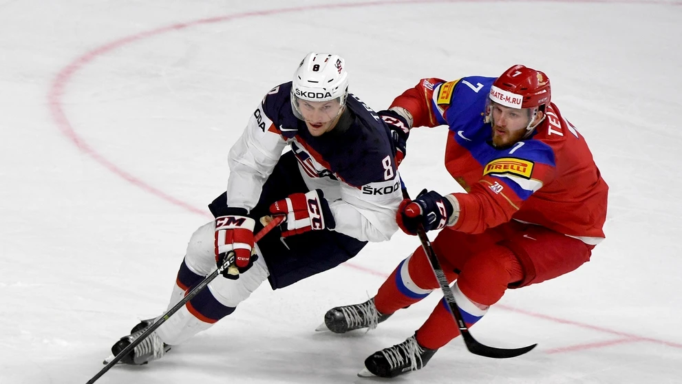 Jacob Trouba (vľavo) sa snaží uniknúť v dueli MS 2017 Rusovi Ivanovi Teleginovi.