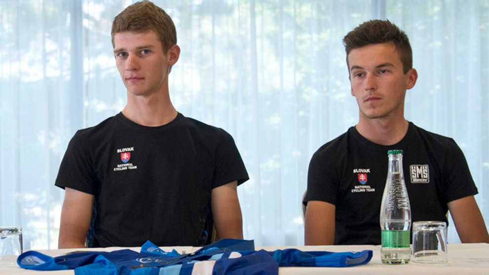 Majster Európy v cestnej cyklistike v kategórii do 23 rokov Erik Baška (vľavo) a reprekolega Juraj Bellan.
