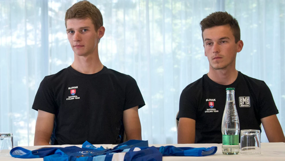 Majster Európy v cestnej cyklistike v kategórii do 23 rokov Erik Baška (vľavo) a reprekolega Juraj Bellan.