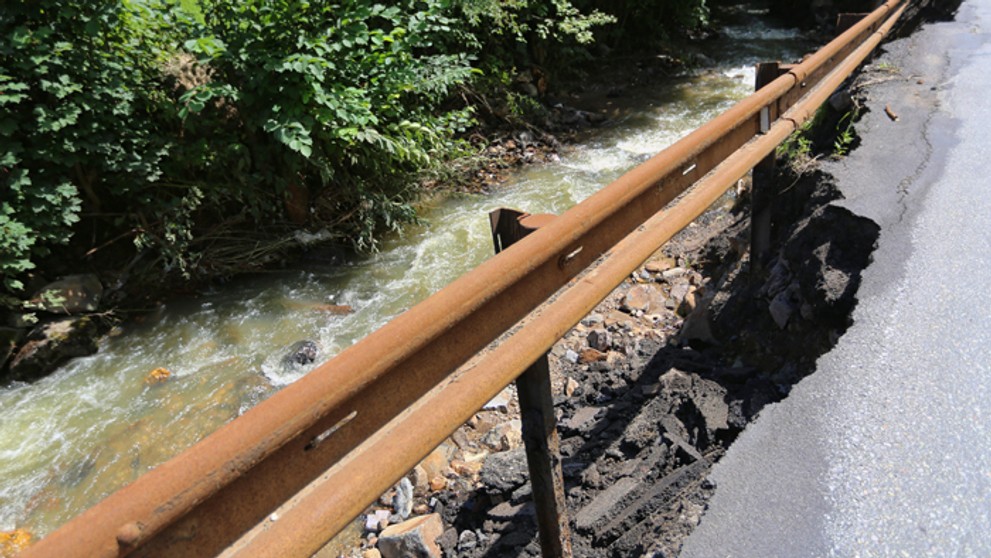 Poškodená cesta medzi Kremnicou a obcou Kremnické Bane po záplavách.