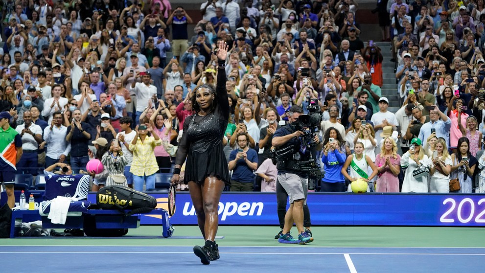 Serena Williamsová prehrala s Aljou Tomljanovičovou po trojhodinovej bitke 5:7, 7:6 (4) a 1:6.