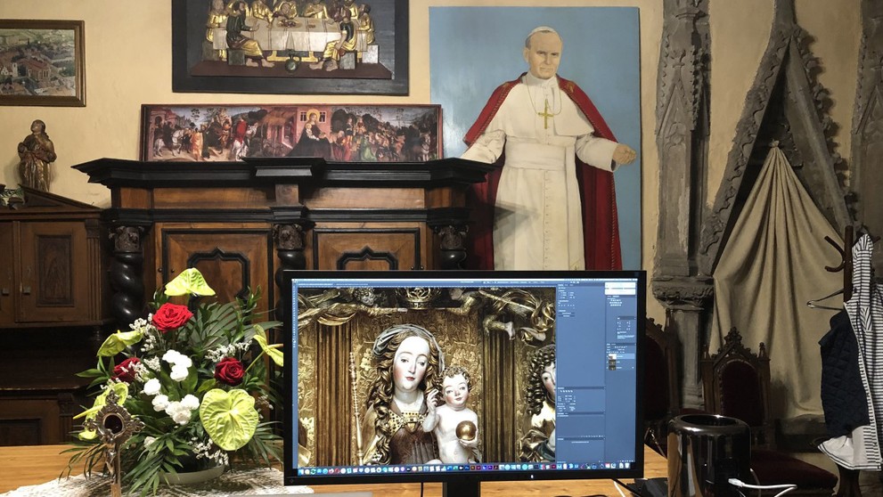 Oltár a počítač.