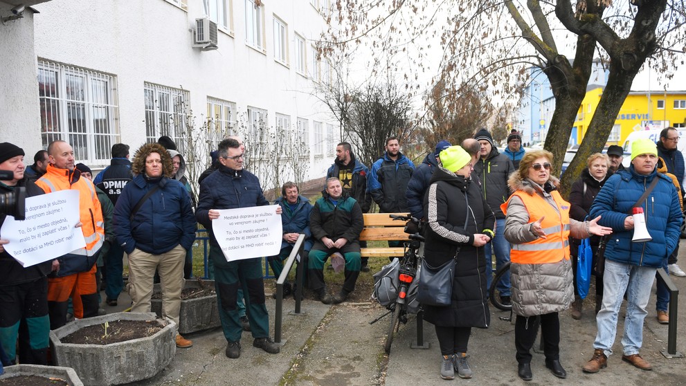 Na snímke zamestnanci DPMK počas zhromaždenia pred dopravným podnikom mesta Košíc.
