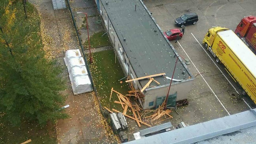 Odtrhnutá strecha v Senici.