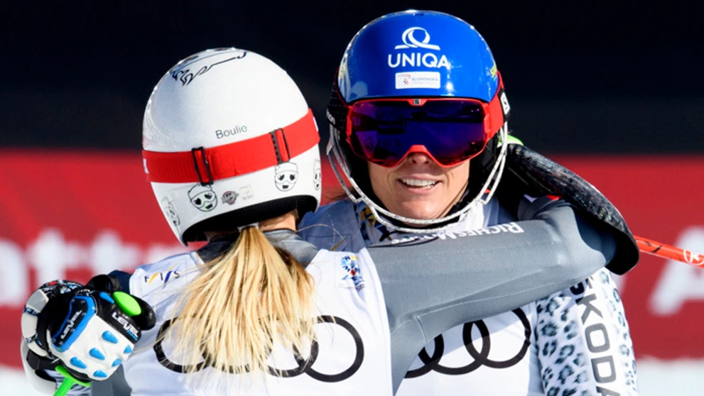 Francúzska lyžiarka Adeline Baud Mugnierová a Veronika Velez-Zuzulová po finále tímov na MS.